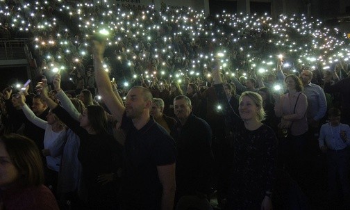 Światełka latarek uczestników spotkania "Błogosławieni"