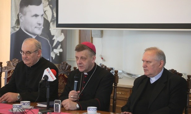 Podczas konferencji o przygotowaniach do rozpoczęcia procesu beatyfikacyjnego mówili m.in. bp Roman Pindel, ks. Stanisław Mieszczk, sercanin, i ks. prał. Józef Niedźwiedzki