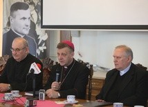 Podczas konferencji o przygotowaniach do rozpoczęcia procesu beatyfikacyjnego mówili m.in. bp Roman Pindel, ks. Stanisław Mieszczk, sercanin, i ks. prał. Józef Niedźwiedzki
