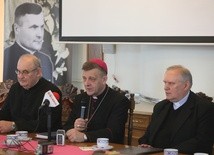 Podczas konferencji o przygotowaniach do rozpoczęcia procesu beatyfikacyjnego mówili m.in. bp Roman Pindel, ks. Stanisław Mieszczk, sercanin, i ks. prał. Józef Niedźwiedzki