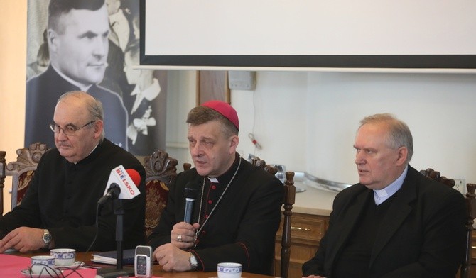 Podczas konferencji o przygotowaniach do rozpoczęcia procesu beatyfikacyjnego mówili m.in. bp Roman Pindel, ks. Stanisław Mieszczk, sercanin, i ks. prał. Józef Niedźwiedzki