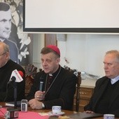 Podczas konferencji o przygotowaniach do rozpoczęcia procesu beatyfikacyjnego mówili m.in. bp Roman Pindel, ks. Stanisław Mieszczk, sercanin, i ks. prał. Józef Niedźwiedzki