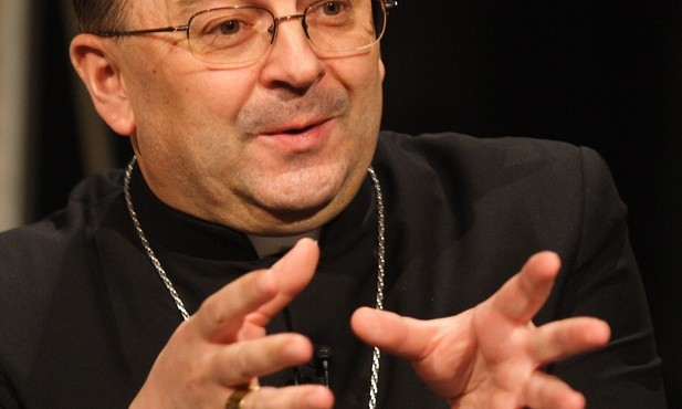 Przeglądał każdy numer