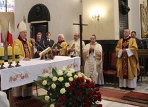 Eucharystii przewodniczył bp Józef Guzdek. Z prawej proboszcz ks. Kryspin Rak