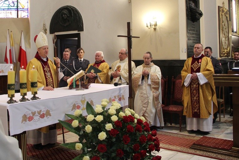 Eucharystii przewodniczył bp Józef Guzdek. Z prawej proboszcz ks. Kryspin Rak