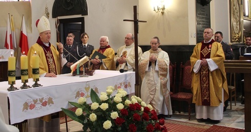 Eucharystii przewodniczył bp Józef Guzdek. Z prawej proboszcz ks. Kryspin Rak