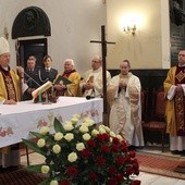 Eucharystii przewodniczył bp Józef Guzdek. Z prawej proboszcz ks. Kryspin Rak