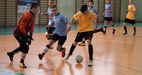 Mecz między drużynami SALOS Róża Kutno a SCS Amico Lubin (żółte stroje)