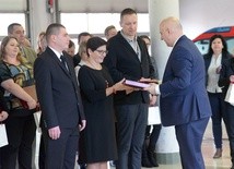 Minister Joachim Brudziński dziękował pracownikom Centrów Powiadamiania Ratunkowego za ich odpowiedzialną pracę. Na zdjęciu pracownicy numeru alarmowego z Radomia