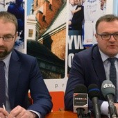 O nowej organizacji i przebiegu budżetu obywatelskiego mówi Radosław Witkowski. Z lewej Mateusz Tyczyński