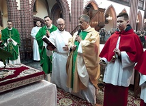 ▲	Głównym celebransem był ks. Stanisław Szupieńko (w środku z mikrofonem), diecezjalny konserwator zabytków.