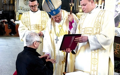 Biskup Ignacy udzielający sakramentu chorych wiernym w świdnickiej katedrze.