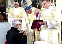 Biskup Ignacy udzielający sakramentu chorych wiernym w świdnickiej katedrze.