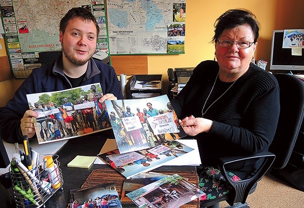 ▲	M. Froncz i J. Zacharejko od sześciu lat czuwają nad charytatywną zbiórką makulatury.