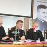 ▲	Konferencję poświęconą księdzu prałatowi rozpoczął bp Roman Pindel.