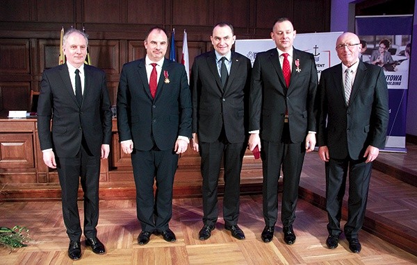 Spotyka się z oficerem marynarki wojennej