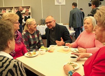 Ksiądz Stanisław Podfigórny w rozmowie z członkiniami klubu.