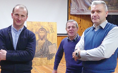 Czesław Motyka (w środku) jest szafarzem od 20 lat, Artur Buksa  (po lewej) i Sławomir Bork posługują od roku.