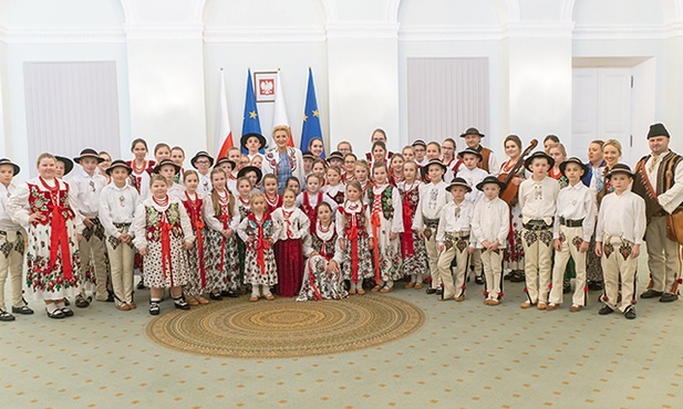 Po śpiewach i tańcach w Pałacu Prezydenckim wspólne zdjęcie. Mali Maniowianie z pierwszą damą, panią Agatą Kornhauser-Dudą