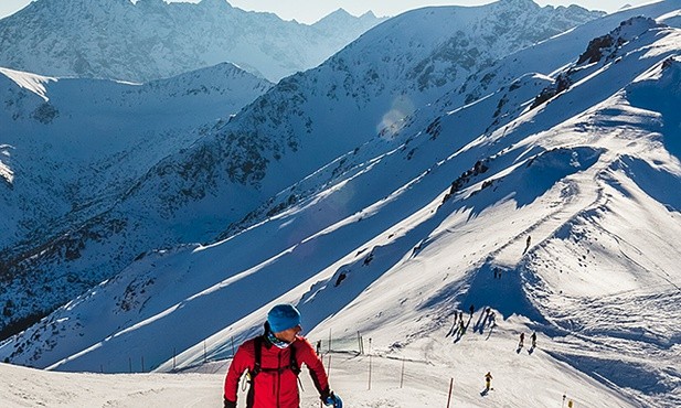 Skitour to świetny sposób na poznawanie gór zimą. Można maszerować poza zatłoczonymi stokami  i nie trzeba czekać w długich kolejkach do wyciągu