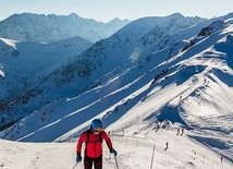 Skitour to świetny sposób na poznawanie gór zimą. Można maszerować poza zatłoczonymi stokami  i nie trzeba czekać w długich kolejkach do wyciągu