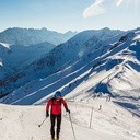 Skitour to świetny sposób na poznawanie gór zimą. Można maszerować poza zatłoczonymi stokami  i nie trzeba czekać w długich kolejkach do wyciągu