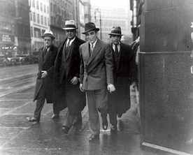 Znany oszust Victor Lustig (drugi z prawej) i Al Capone (trzeci z prawej) na ulicach Chicago