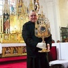 ▲	Ks. Marek Majdan, proboszcz parafii św. Jana Chrzciciela w Malborku, prezentuje odrestaurowane naczynie liturgiczne.