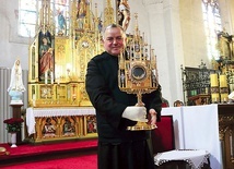 ▲	Ks. Marek Majdan, proboszcz parafii św. Jana Chrzciciela w Malborku, prezentuje odrestaurowane naczynie liturgiczne.
