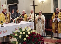 Eucharystii przewodniczył bp Guzdek.  Z prawej proboszcz ks. Kryspin Rak.