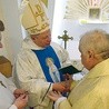 Podczas Mszy św. w szpitalu na radomskim Józefowie  bp Tomasik udzielał sakramentu namaszczenia chorych.  Jako pierwszy przyjął go hospitalizowany kapłan.