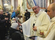 ▼	Sakrament namaszczenia podczas uroczystości w lubelskiej  katedrze.