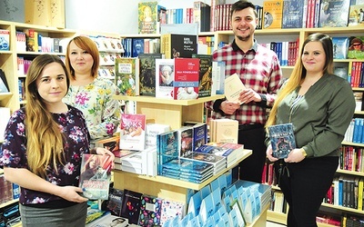 ▲	Wioletta Bielecka, Katarzyna Michalik-Saj, Paweł Lipa oraz Iwona Kmiecik w sklepie przy Królewskiej.