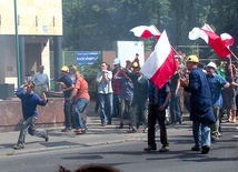 Rekonstrukcja wydarzeń przy ówczesnej siedzibie PZPR w Radomiu.