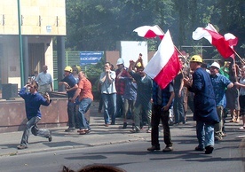 Rekonstrukcja wydarzeń przy ówczesnej siedzibie PZPR w Radomiu.