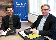 Księża Mateusz Florek i Sebastian Wiktorek poznawali nowe metody i pomysły w czasie warsztatów.