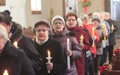 Procesja ze świecami podczas Mszy św. w intencji seniorów.