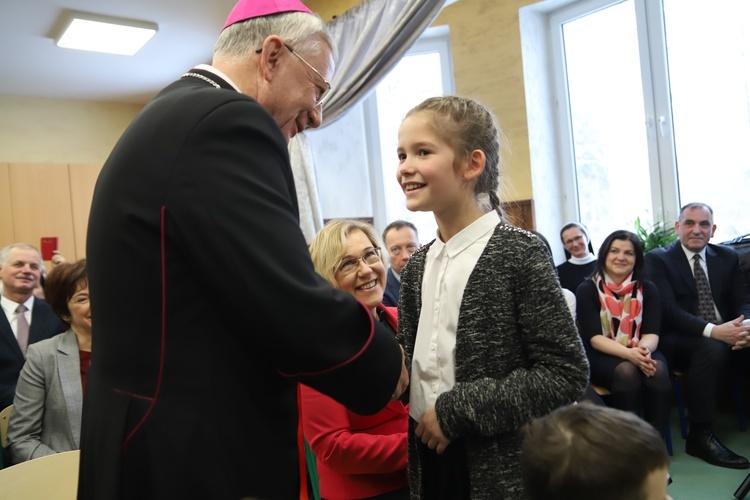 Poświęcenie katolickiej szkoły podstawowej w Rabce