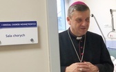 Bp Roman Pindel u chorych w szpitalu w Oświęcimiu