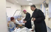 Bp Roman Pindel u chorych w szpitalu w Oświęcimiu