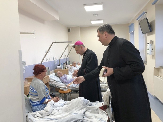 Bp Roman Pindel u chorych w szpitalu w Oświęcimiu