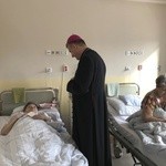 Bp Roman Pindel u chorych w szpitalu w Oświęcimiu