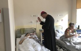 Bp Roman Pindel u chorych w szpitalu w Oświęcimiu