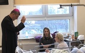 Bp Roman Pindel u chorych w szpitalu w Oświęcimiu