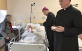 Bp Roman Pindel u chorych w szpitalu w Oświęcimiu