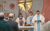 Bp Roman Pindel u chorych w szpitalu w Oświęcimiu