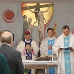 Bp Roman Pindel u chorych w szpitalu w Oświęcimiu