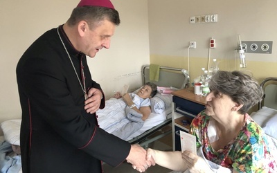 Bp Roman Pindel udzielił błogosławieństwa chorym w salach szpitalnych