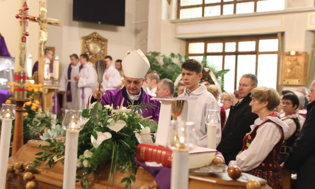 Liturgii pogrzebowej śp. ks. prał. Stanisława Kuczka przewodniczył bp Roman Pindel