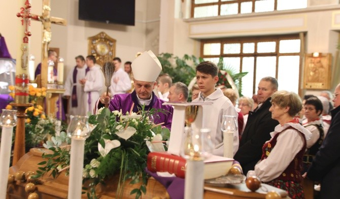 Liturgii pogrzebowej śp. ks. prał. Stanisława Kuczka przewodniczył bp Roman Pindel